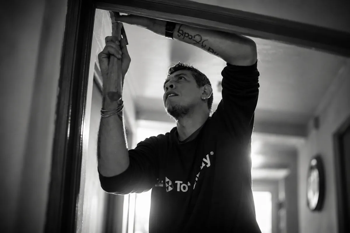 Técnico instalando servicios de telecomunicaciones en un domicilio